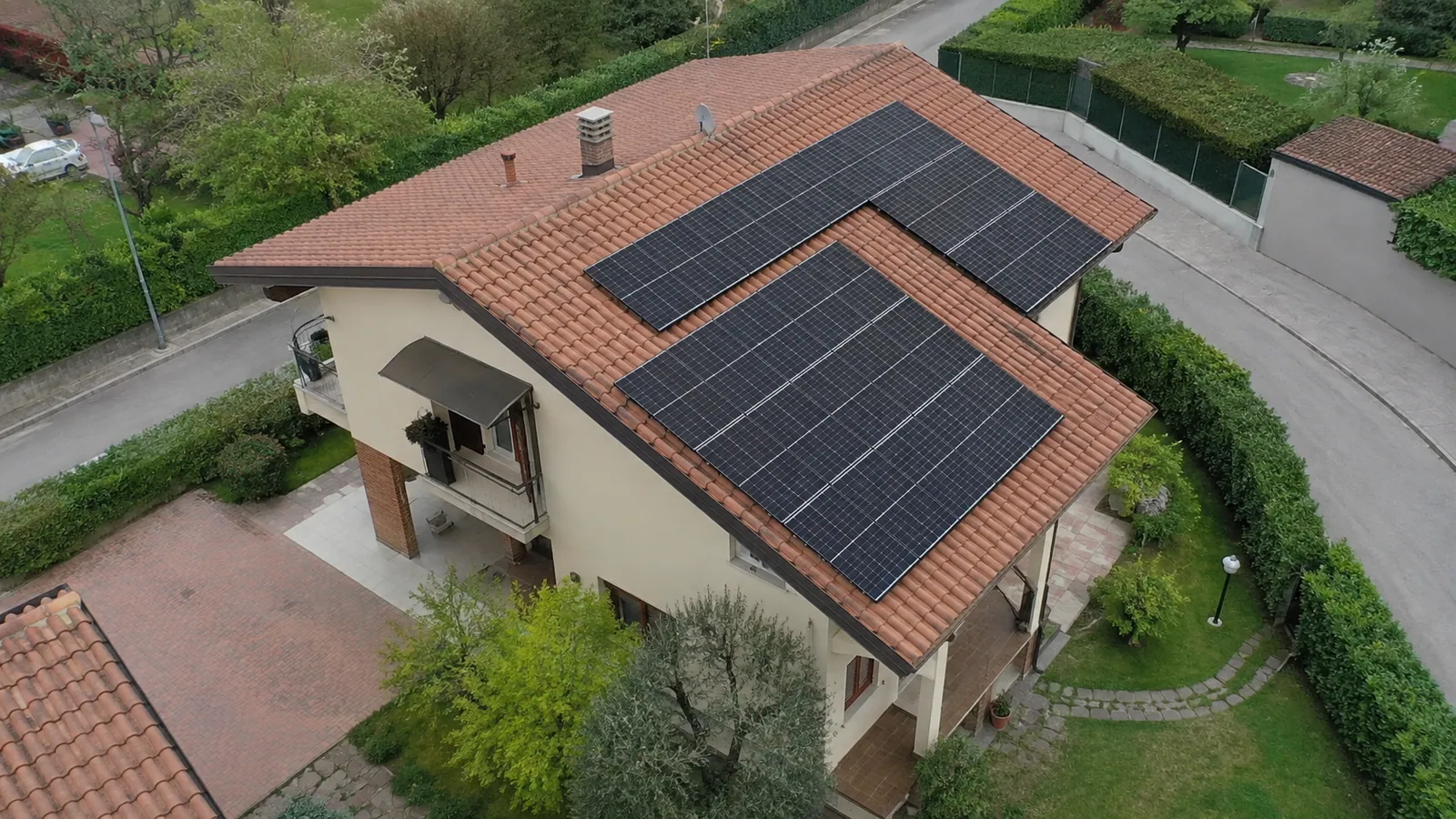 Immagine illustrativa: abitazione con pannelli fotovoltaici su un tetto in coppi